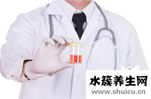 尿發綠