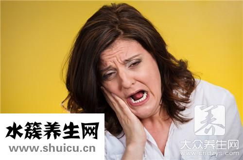 牙齒中間黑了辦