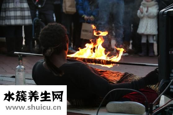 一個夾一個耳朵旁