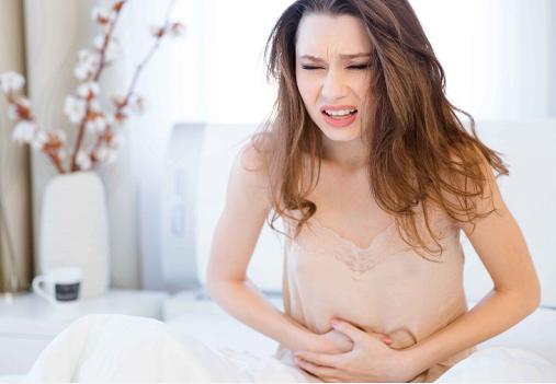 女性如何自查婦科病情（女性如何自查婦科?。?></p>
<p>擔心患上婦科病，1分鐘做個簡單的自查。擔心患上婦科病，漆醫生帶你1分鐘做個簡單的自查。第一是否存在水樣的白帶。第二白帶的狀態顏色味道是否存在異常。第三有沒有瘙癢難耐的感覺。第四月經是否規律，有沒有發生過非經期異常的出血接觸性出血的情況。</p>
<p>第五有沒有出現小腹腰部酸脹疼痛。如果出現了上述的困擾或者是癥狀已經持續了一段時間，建議盡快到醫院做個婦科常規的檢查。</p>
<p>多囊嚴不嚴重看4點：看AMH數值；如果你也查出有多囊，不妨對照自查一下。</p>
<p>怎么能及時知道自己有沒有婦科??？這3個自測方法，要記牢女性可通過觀察私處聞味道用手摸等方式進行陰道自檢。若發現私處紅腫有腫塊，分泌物顏色質地狀態異常，月經血顏色氣味異常，或有下腹痛白帶異常月經周期紊亂私處瘙癢等癥狀，應及時就醫。</p>
<p>2步自查遠離小菜花。兩步自查遠離小菜花。樹長了菜花才發現原來已經感染HPV，還感染了很長時間。一個視頻分兩步教你自查HPV。第一步，看皮膚。HPV持續感染在皮膚上會有所表現，主要有以下4種疣：疣扁平疣絲狀疣尋常疣尖銳濕疣。</p>
<p>第二步，看私密癥狀。主要是女性朋友有4種情況：第一白帶異常?？纯醋约河袥]有白色水樣的或者帶有紅絲的白帶。第二小腹疼痛。腹部疼痛也是HPV感染的提示之一。第三異常出血。尤其是同房之后以及非生理性的出血。</p>
<p>第四婦科炎癥反反復復不愈。如果發現這些癥狀經常出現可以去檢查一下，提前規避風險。</p>
<p>女性白帶自查圖。1.白色：正常白帶。2.透明色：排卵期白帶。3.奶黃色：盆腔炎。4.青綠色：滴蟲性陰道炎。5.灰白色：細菌性陰道炎。6.褐色：有異味：子宮內膜炎炎。疾病治療和具體用藥請前往正規醫療場所就診。</p>
<p>本視頻僅作力醫學科普不作為診療依據本視頻不推廣任何藥物。</p>
                </div>
                <p class=