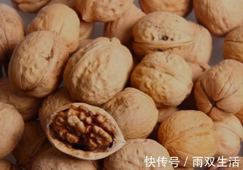 三種人千萬不能吃核桃杏仁粉是真的嗎（三種人千萬不能吃核桃）