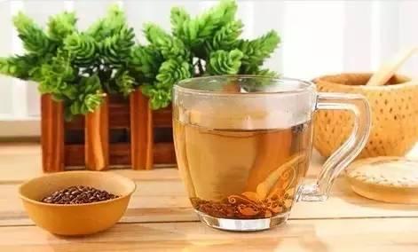 決明子泡水喝的功效與作用（荷葉桑葉決明子泡水喝的功效與作用）