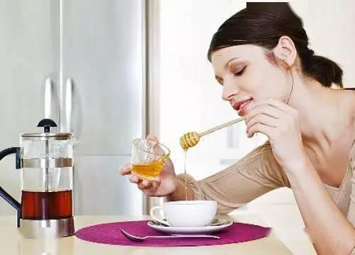 三種人不宜喝蜂蜜水（那些人不易喝蜂蜜）
