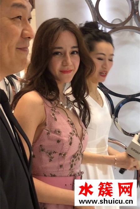 迪麗熱巴近照